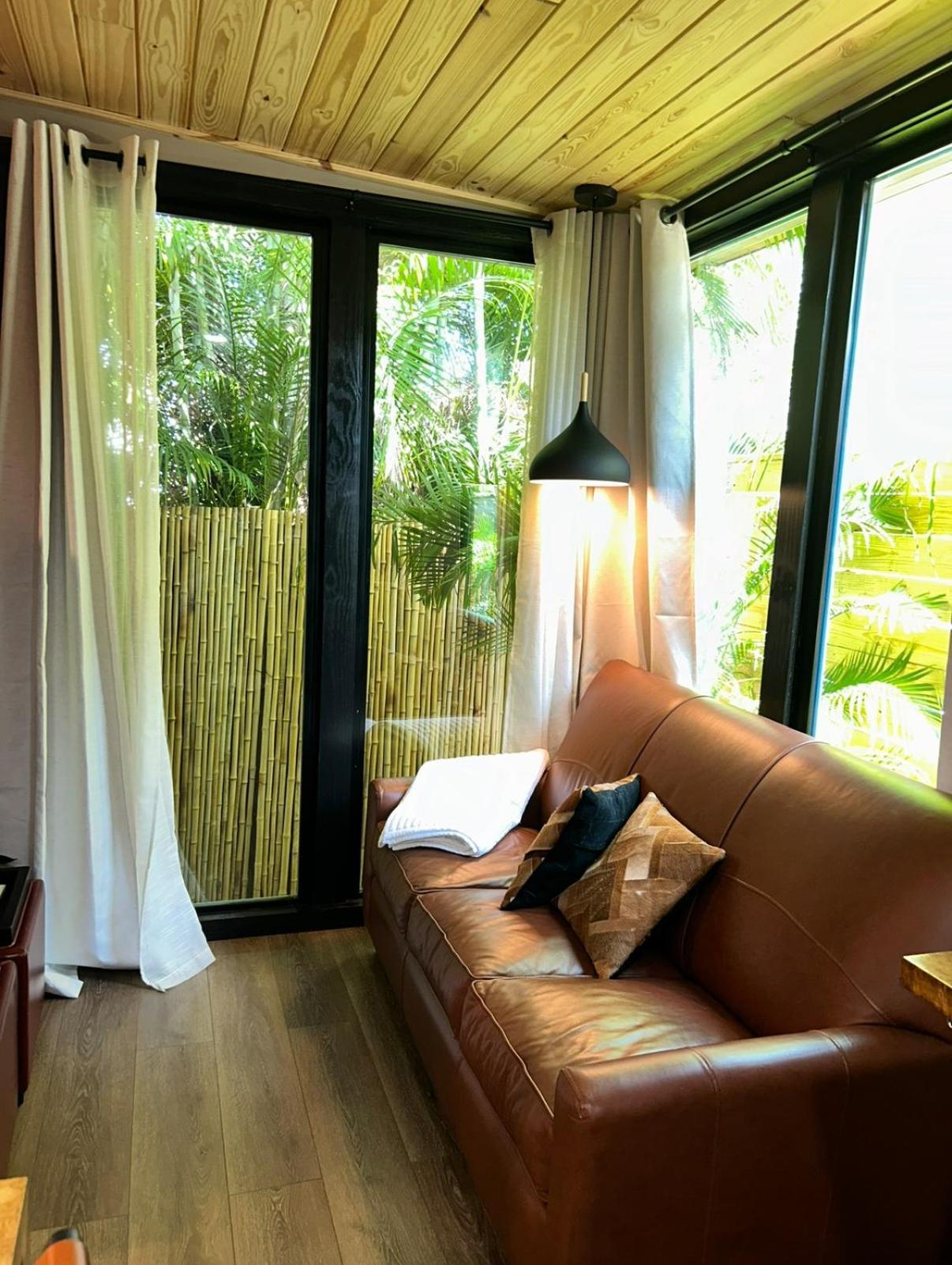 Sweet Tiny Cabin Tampa Exterior photo